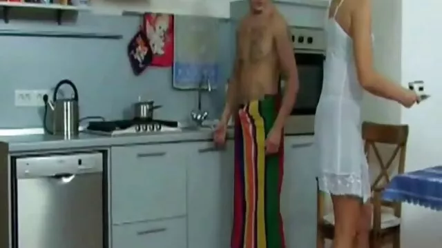 Ragazzo suzione un dolce cazzo porno film da scaricare da un trans