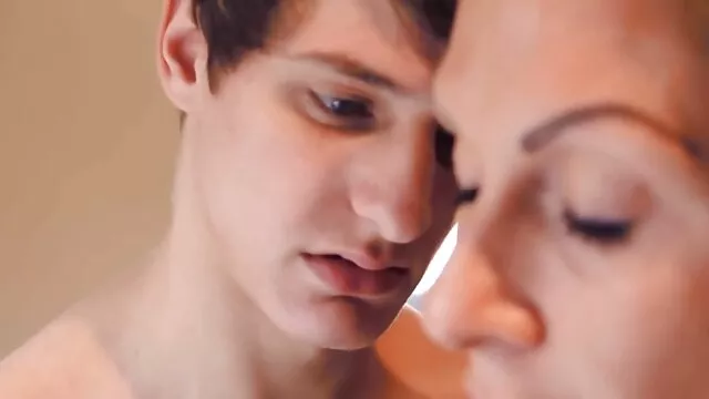 Busty cagna succhia il lecca-lecca e accarezzando la figa, piercing, mutandine video porno italiani gratis da scaricare