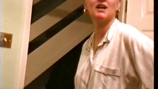 Corsa scaricare video xxx calda di un atleta in bagno a fare pipì quando improvvisamente apparve un grosso pene nero da un buco sul muro