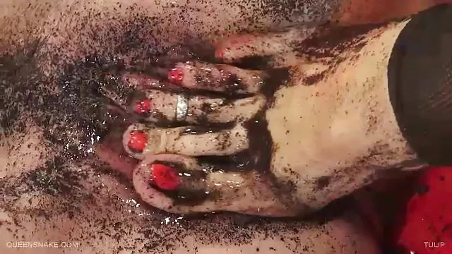 Divertente bambino siti per scaricare film porno scherza con se stesso in bagno