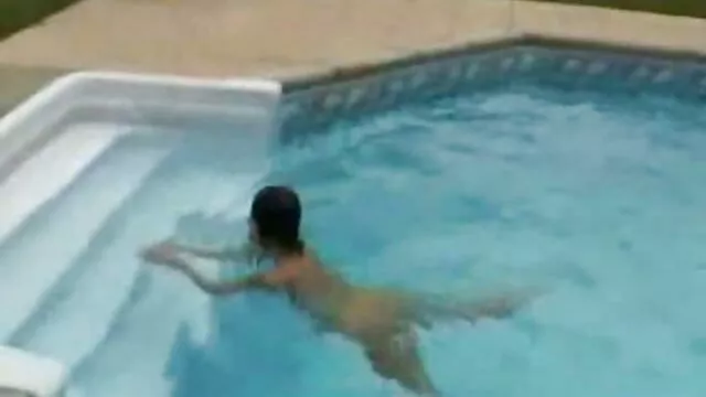 Ragazzo scaricare video porno gratis accarezzando il suo cazzo attraverso i pantaloni sulla macchina fotografica