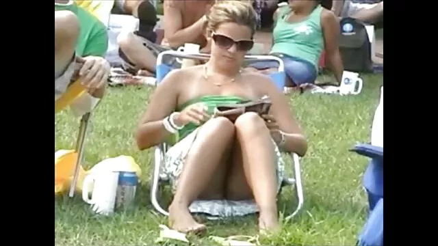 Una cagna con un molto video porno gratis senza scaricare peloso, L. fuori le mutandine e ha iniziato a masturbarsi