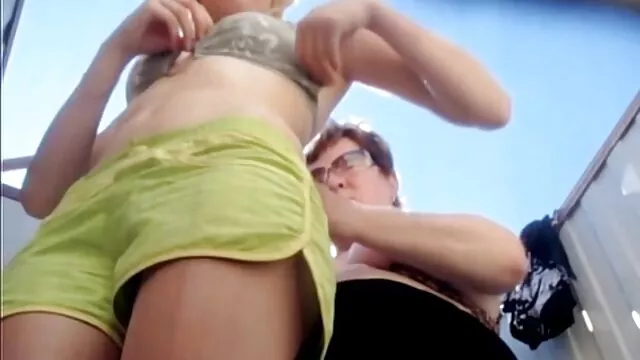 La gente prende un lungo dildo nel video porno da scaricare gratuitamente culo