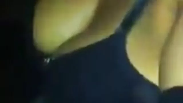 Un uomo calvo leccare una figa rasata di un sottile bionda e sorella, una scaricare video porno bellezza