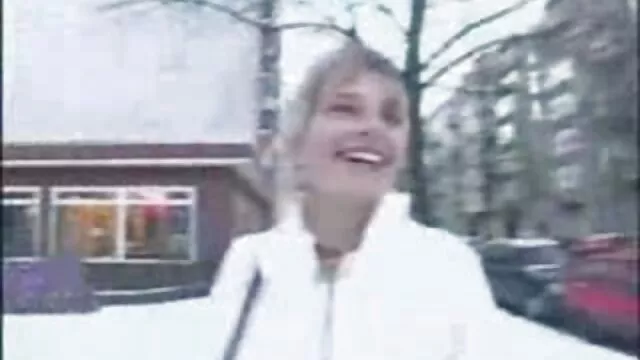 Bionda ha deciso di fare una doccia video hard gratis da scaricare in collant