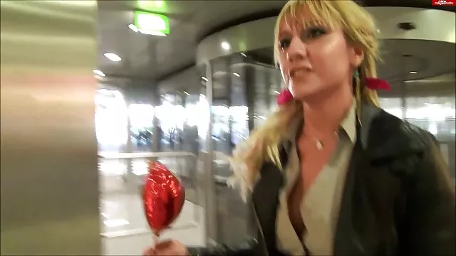 La ragazza non aveva cazzo per molto tempo e la sua figa è formicolio. Lei è pronta a dare a chiunque, e poi un bravo ragazzo con porno italiano download un grosso cazzo, grandi tette, grande per lei, che lei era fuori in estasi e succhiare