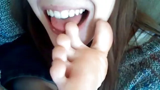 Il bambino non solo succhiare, ma anche massaggiare i capezzoli con la video xxx da scaricare testa del pene e tenerlo con il petto, a sua moglie tra i cuscini questo delizioso