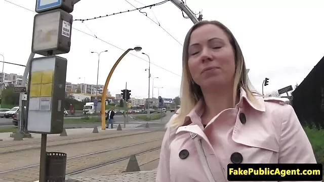 Cute brunette giocando siti per scaricare video porno con il suo L.