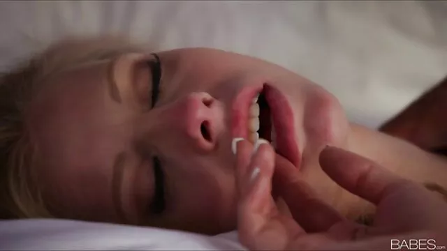 Un po ' succhiare un dito video hard gratis da scaricare di un uomo nero e sua sorella con lui