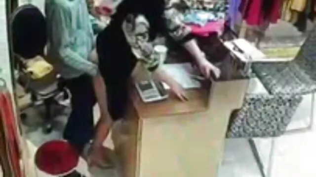 Le dita sottili penetrano abilmente nella fessura stretta, ma questo non è abbastanza per le ragazze, video porno da scaricare gratuitamente e ora hanno allacciato la cinghia super bene sulle loro cinture e girare il loro cazzo caldo e profondo!